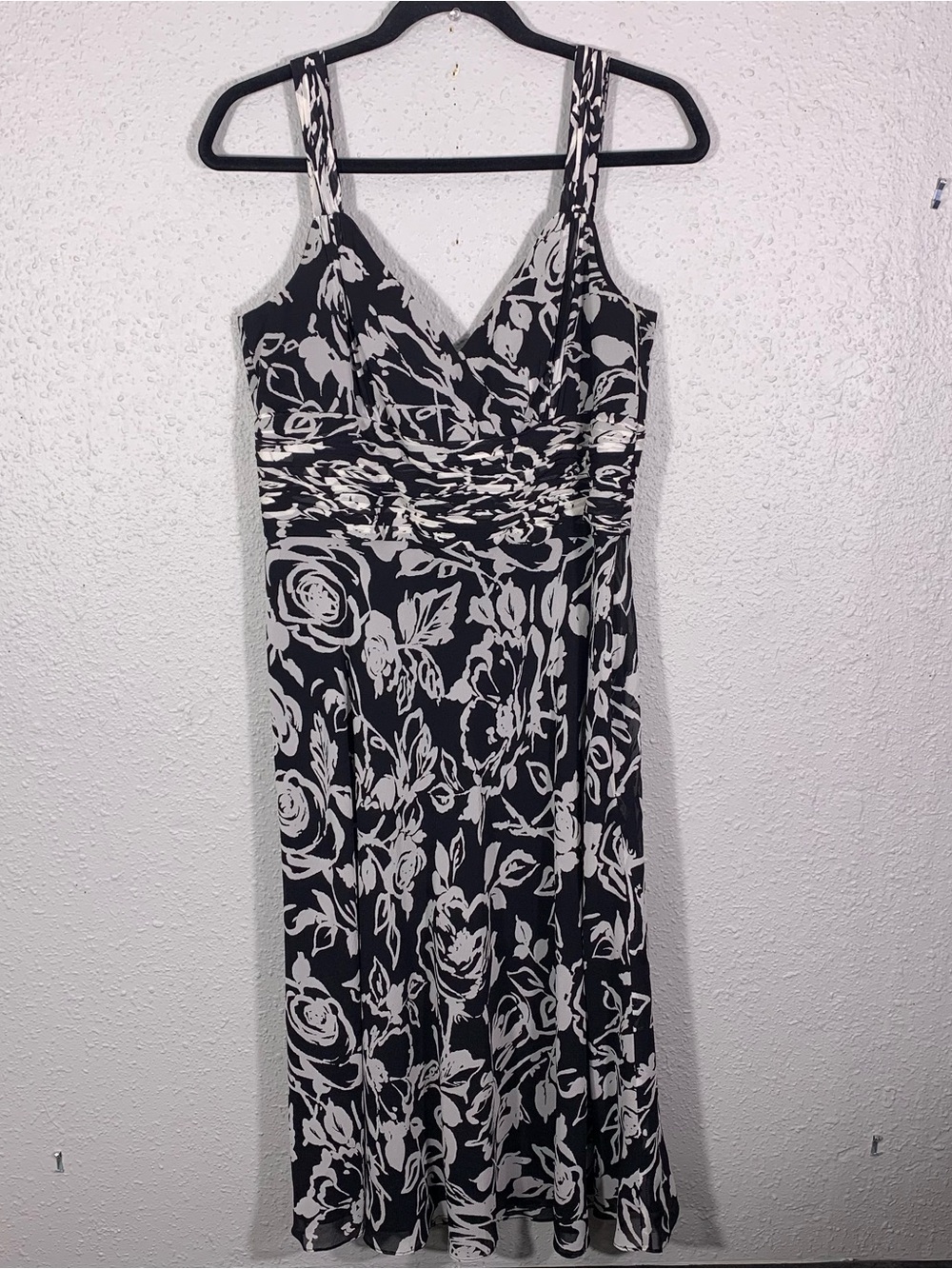 Ann Taylor 100% Silk Black & White Floral A-Line V-neck Sleeveless Dress size 12